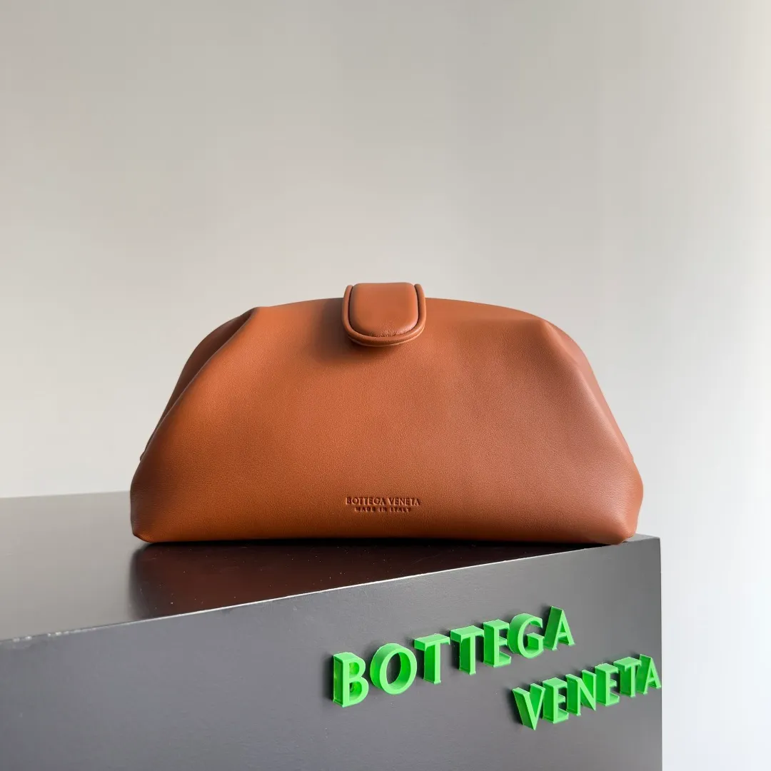 Batch 2140 BOTTEGA VENETA Lauren 1980 clutch is officially back! It pays homage to the 1980s classic handbags while adding a modern design. The light wood color cowhide exterior is paired with an old suede lining. The retro colors suddenly bring people back to autumn, as if they are still in the season of falling leaves. 🍂The season of wearing thin cardigans. The simple and elegant style combined with the large capacity makes it beautiful and practical when traveling. Style number: 796564 (785807) Size: 31.5*16.5*11cm